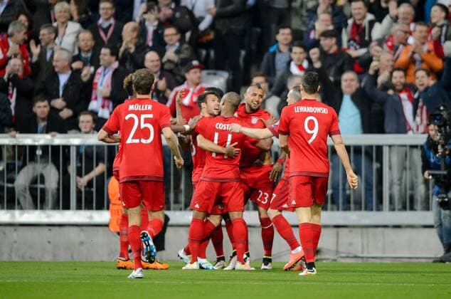5. April 2016: Muenchen, Allianz Arena: Fussball UEFA Champions League, Viertelfinale: FC Bayern Muenchen - Benfica Lissabon: Muenchens Spieler jubeln ueber den Treffer zum 1:0 durch Arturo Vidal (3.v.r.).
