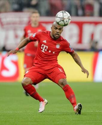 5. April 2016: Muenchen, Allianz Arena: Fussball UEFA Champions League, Viertelfinale: FC Bayern Muenchen - Benfica Lissabon: Muenchens Douglas Costa de Souza am Ball.