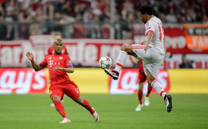 5. April 2016: Muenchen, Allianz Arena: Fussball UEFA Champions League, Viertelfinale: FC Bayern Muenchen - Benfica Lissabon: Muenchens Douglas Costa de Souza (rot) gegen Lissabons Eliseu.