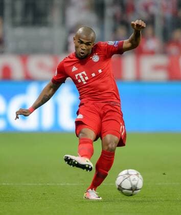 5. April 2016: Muenchen, Allianz Arena: Fussball UEFA Champions League, Viertelfinale: FC Bayern Muenchen - Benfica Lissabon: Muenchens Douglas Costa de Souza am Ball.
