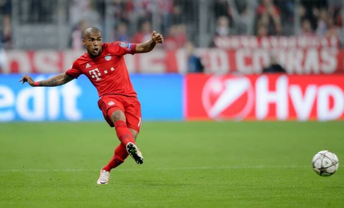 5. April 2016: Muenchen, Allianz Arena: Fussball UEFA Champions League, Viertelfinale: FC Bayern Muenchen - Benfica Lissabon: Muenchens Douglas Costa de Souza am Ball.