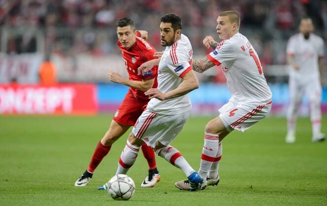 5. April 2016: Muenchen, Allianz Arena: Fussball UEFA Champions League, Viertelfinale: FC Bayern Muenchen - Benfica Lissabon: Muenchens Robert Lewandowski (rot) gegen Lissabons Victor Lindeloef (r) und Jardel.