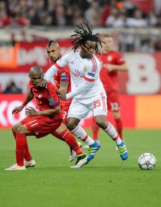 5. April 2016: Muenchen, Allianz Arena: Fussball UEFA Champions League, Viertelfinale: FC Bayern Muenchen - Benfica Lissabon: Muenchens Douglas Costa de Souza (links) und Arturo Vidal (hinten) gegen Lissabons Renato Sanches.