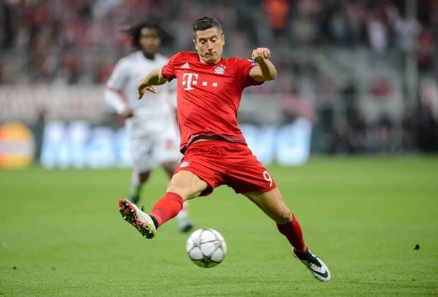 5. April 2016: Muenchen, Allianz Arena: Fussball UEFA Champions League, Viertelfinale: FC Bayern Muenchen - Benfica Lissabon: Muenchens Robert Lewandowski am Ball.