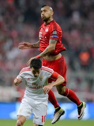 5. April 2016: Muenchen, Allianz Arena: Fussball UEFA Champions League, Viertelfinale: FC Bayern Muenchen - Benfica Lissabon: Muenchens Arturo Vidal (rot) gegen Lissabons Nicolas Gaitan.