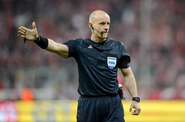 5. April 2016: Muenchen, Allianz Arena: Fussball UEFA Champions League, Viertelfinale: FC Bayern Muenchen - Benfica Lissabon: Schiedsrichter Szymon Marciniak (Polen).
