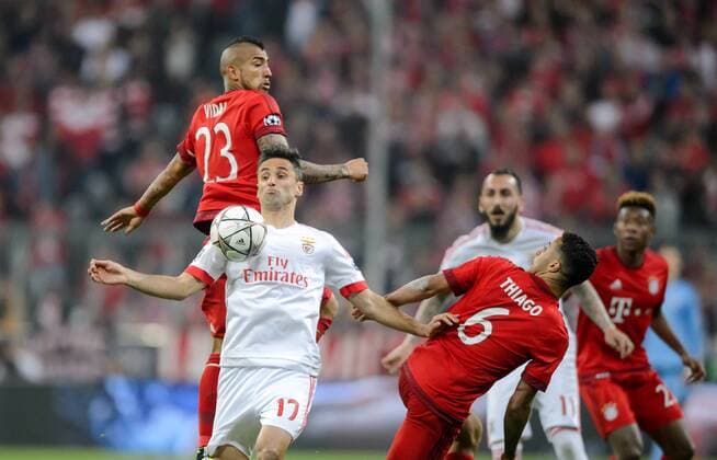5. April 2016: Muenchen, Allianz Arena: Fussball UEFA Champions League, Viertelfinale: FC Bayern Muenchen - Benfica Lissabon: Muenchens Arturo Vidal (l) und Juan Bernat (r) gegen Lissabons Jonas.
