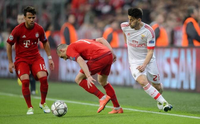 5. April 2016: Muenchen, Allianz Arena: Fussball UEFA Champions League, Viertelfinale: FC Bayern Muenchen - Benfica Lissabon: Muenchens Franck Ribery (rot) gegen Lissabons Pizzi.