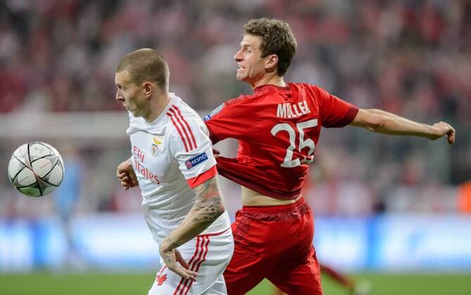 5. April 2016: Muenchen, Allianz Arena: Fussball UEFA Champions League, Viertelfinale: FC Bayern Muenchen - Benfica Lissabon: Muenchens Thomas Mueller (rot) gegen Lissabons Victor Lindeloef.