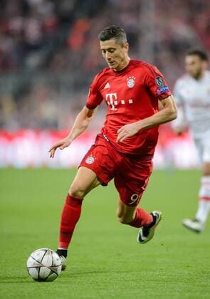 5. April 2016: Muenchen, Allianz Arena: Fussball UEFA Champions League, Viertelfinale: FC Bayern Muenchen - Benfica Lissabon: Muenchens Robert Lewandowski am Ball.