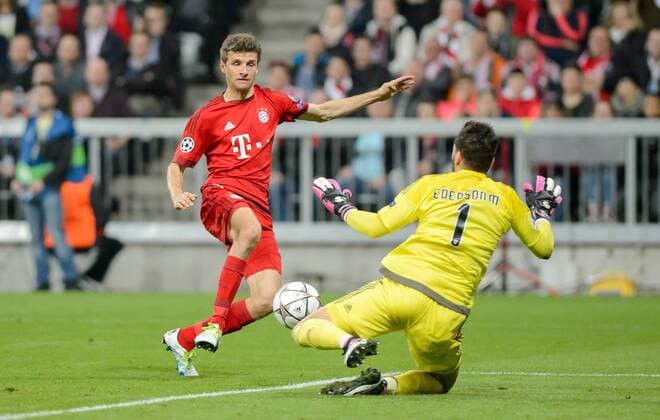 5. April 2016: Muenchen, Allianz Arena: Fussball UEFA Champions League, Viertelfinale: FC Bayern Muenchen - Benfica Lissabon: Muenchens Thomas Mueller (rot) gegen Lissabons Torwart Ederson.