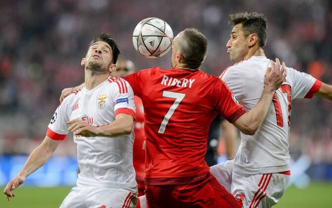 5. April 2016: Muenchen, Allianz Arena: Fussball UEFA Champions League, Viertelfinale: FC Bayern Muenchen - Benfica Lissabon: Muenchens Franck Ribery (rot) gegen Lissabons Lisandro Lopez (l) und Jonas.
