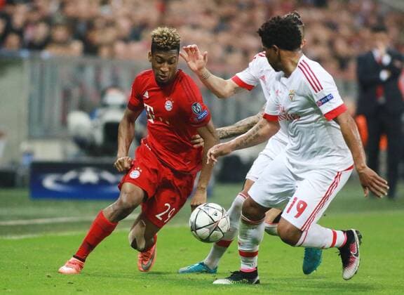 Kingsley Coman (li.) (FC Bayern) gegen Eliseu (Benfica) Fussball UEFA Champions League FC Bayern München - Benfica Lissabon 05.04.2016