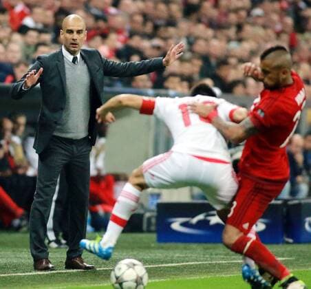 Arturo Vidal (FC Bayern) gegen Nicolas Gaitan (Benfica) Trainer Pep Guardiola schaut zu Fussball UEFA Champions League FC Bayern München - Benfica Lissabon 05.04.2016