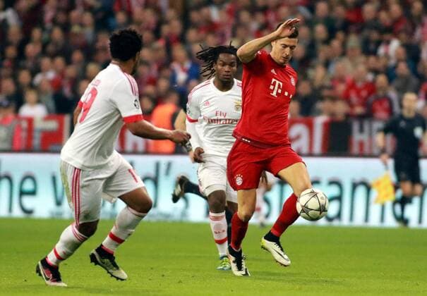 Robert Lewandowski (FC Bayern) gegen Renato Sanches und Eliseu (Benfica) Fussball UEFA Champions League FC Bayern München - Benfica Lissabon 05.04.2016