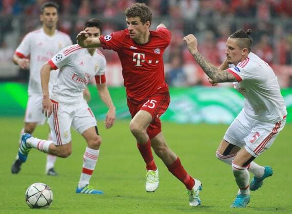 Thomas Müller (FC Bayern) gegen Ljubomir Fejsa (re.) und Pizzi (Benfica) Fussball UEFA Champions League FC Bayern München - Benfica Lissabon 05.04.2016