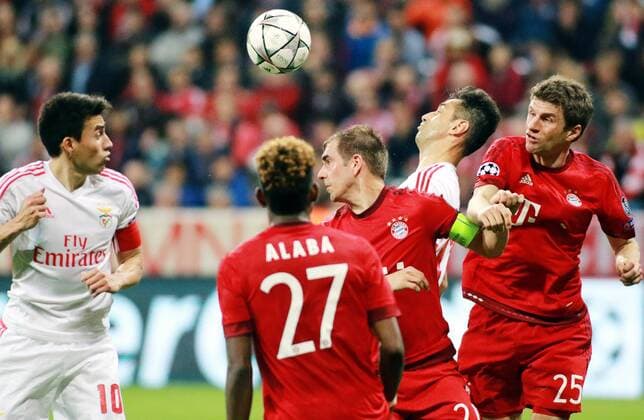 Thomas Müller, Philipp Lahm, David Alaba (FC Bayern) gegen Nicolas Gaitan (Benfica) Fussball UEFA Champions League FC Bayern München - Benfica Lissabon 05.04.2016