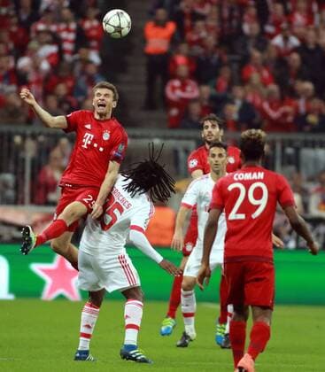 Thomas Müller (li.), Javi Martinez, Kingsley Coman (FC Bayern) gegen Renato Sanches (Benfica) Fussball UEFA Champions League FC Bayern München - Benfica Lissabon 05.04.2016