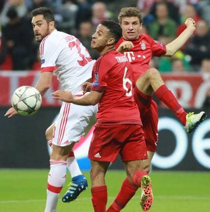 Thomas Müller und Thiago Alcantara (FC Bayern) gegen Jardel (Benfica) Fussball UEFA Champions League FC Bayern München - Benfica Lissabon 05.04.2016
