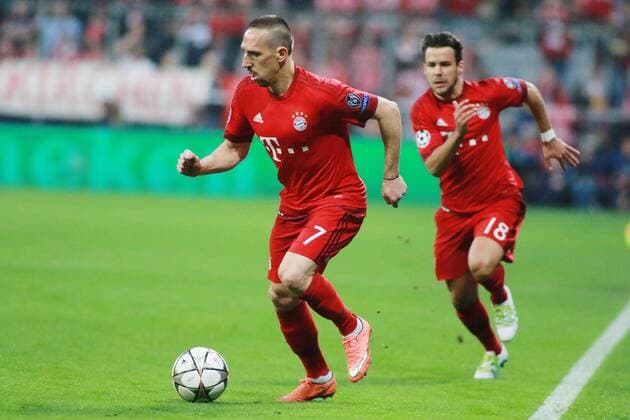 Franck Ribery (li.) und Juan Bernat (FC Bayern) Fussball UEFA Champions League FC Bayern München - Benfica Lissabon 05.04.2016