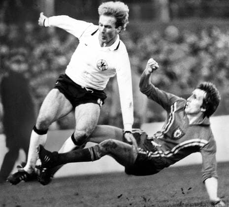 EM-Qualifikation, Wales - BR Deutschland in Wrexham: Karl-Heinz Rummenigge (li., BRD) gegen Joey Jones (Wales)