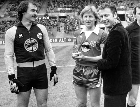 Gerd Zewe (Fortuna Düsseldorf) erhält das Goldene K von Kicker-Redakteur Dieter Überjahn, li.: Torwart Jörg Daniel