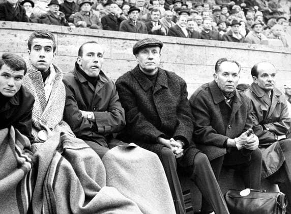 BR Deutschland - Schweden in Berlin, v.li.: Lothar Ulsaß, Bernd Patzke, Willi Schulz, Bundestrainer Helmut Schön, Masseur Erich Deuser, Co-Trainer Dettmar Cramer (alle BR Deutschland)