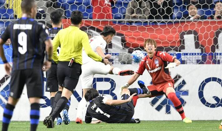Gamba Osaka goalkeeper Masaaki Higashiguchi (1) concedes the opening goal during the second half of an Asian Champions League Group G match against Shanghai SIPG in Osaka on April 6, 2016. Shanghai SIPG won 2-0. Gamba Osaka succumb to Shanghai SIPG 