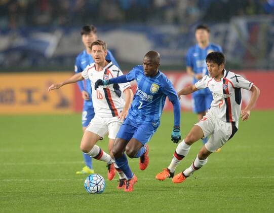 Ramires Santos of China s Jiangsu Suning, center, challenges Takuji Yonemoto, right, and Nathan Burns, left, of Japans FC Tokyo in their Group E match during the AFC Champions League 2016 in Nanjing city, east China s Jiangsu province, 6 April 2016. Jiangsu Suning vs FC Tokyo at AFC Champions League  20160406_50280