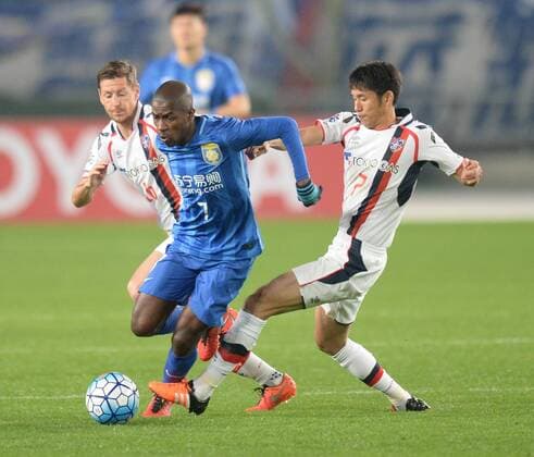 Ramires Santos of China s Jiangsu Suning, center, challenges Takuji Yonemoto, right, and Nathan Burns, left, of Japans FC Tokyo in their Group E match during the AFC Champions League 2016 in Nanjing city, east China s Jiangsu province, 6 April 2016. Jiangsu Suning vs FC Tokyo at AFC Champions League  20160406_11669