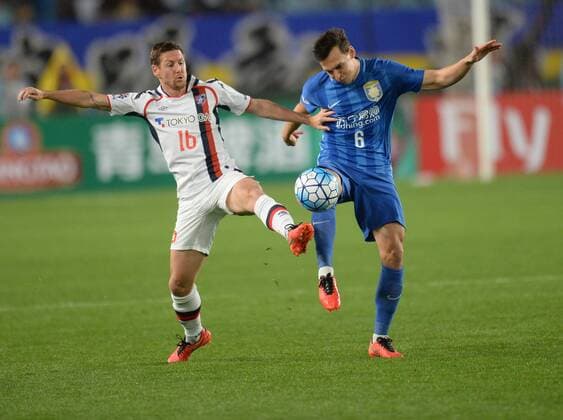 Trent Sainsbury of China s Jiangsu Suning, right, challenges Nathan Burns of Japans FC Tokyo in their Group E match during the AFC Champions League 2016 in Nanjing city, east China s Jiangsu province, 6 April 2016. Jiangsu Suning vs FC Tokyo at AFC Champions League  20160406_11822
