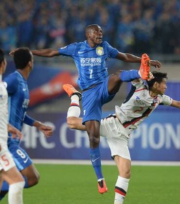 Ramires Santos of China s Jiangsu Suning, center, challenges Takuji Yonemoto, right, of Japans FC Tokyo in their Group E match during the AFC Champions League 2016 in Nanjing city, east China s Jiangsu province, 6 April 2016. Jiangsu Suning vs FC Tokyo at AFC Champions League  20160406_11823