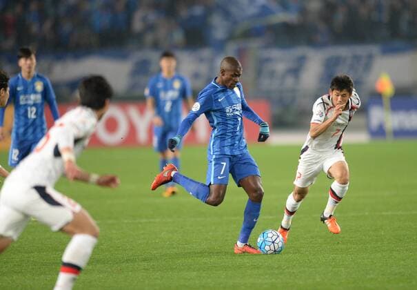 Ramires Santos of China s Jiangsu Suning, center, challenges Takuji Yonemoto, right, of Japans FC Tokyo in their Group E match during the AFC Champions League 2016 in Nanjing city, east China s Jiangsu province, 6 April 2016. Jiangsu Suning vs FC Tokyo at AFC Champions League  20160406_65295