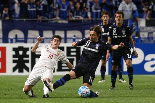 OSAKA, JAPAN - APRIL 06: (CHINA OUT) Dario Conca 10 of Shanghai SIPG and Shu Kurata 11 of Gamba Osaka compete for the ball during the AFC Champions League Group G match between Gamba Osaka and Shanghai SIPG at Suita City Stadium on April 6, 2016 in Osaka, Japan.  CFP482304724 
