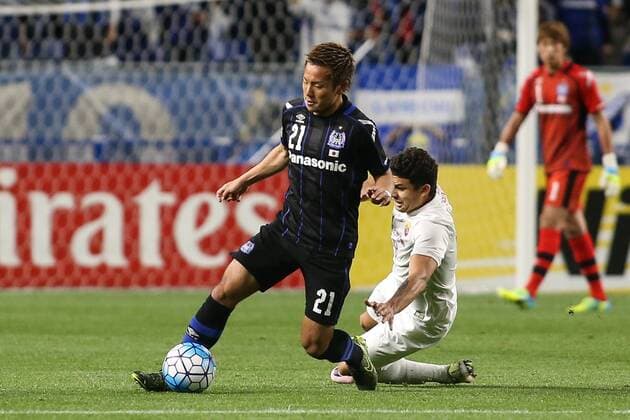 OSAKA, JAPAN - APRIL 06: (CHINA OUT) Elkeson 9 of Shanghai SIPG and Yosuke Ideguchi 21 of Gamba Osaka compete for the ball during the AFC Champions League Group G match between Gamba Osaka and Shanghai SIPG at Suita City Stadium on April 6, 2016 in Osaka, Japan.  CFP482304736 