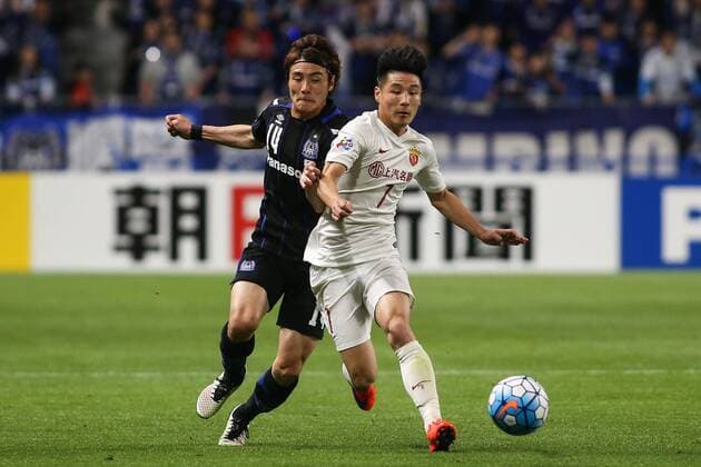 OSAKA, JAPAN - APRIL 06: (CHINA OUT) Wu Lei 7 of Shanghai SIPG and Koki Yonekura 14 of Gamba Osaka compete for the ball during the AFC Champions League Group G match between Gamba Osaka and Shanghai SIPG at the Suita City Football Stadium on April 6, 2016 in Osaka, Japan.  CFP482306064 