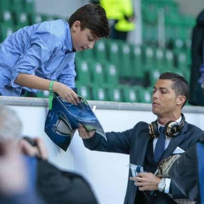 Bilder des Tages - SPORT Fußball, UEFA Champions League, VfL Wolfsburg - Real Madrid CF; Cristiano Ronaldo schreibt Autogramme. xtgx