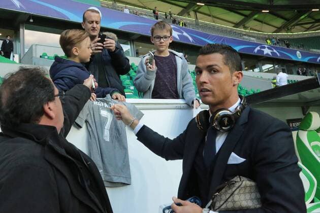 Aus UEFA Champions League Viertelfinale Hinspiel VfL Wolfsburg gegen Real Madrid am 06.04.2016 in der VW Arena. Im Foto: Ronaldo Ankunft-Autogramm