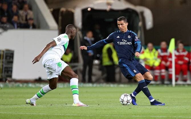 06.04.2016, xovx, Fussball UEFA Champions League, VfL Wolfsburg - Real Madrid, emspor, v.l. Josuha Guilavogui (VfL Wolfsburg), Cristiano Ronaldo (Real Madrid), Aktion