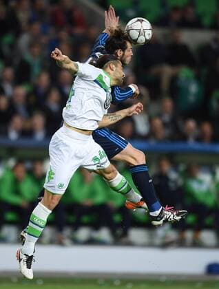 Ricardo RODRIGUEZ (VfL links) gegen Gareth BALE (Real) Fussball international: UEFA Championsleague, Saison 2015 2016, Viertelfinale Hinspiel: VfL Wolfsburg - Real Madrid in Wolfsburg, Deutschland am 06.04.2016,