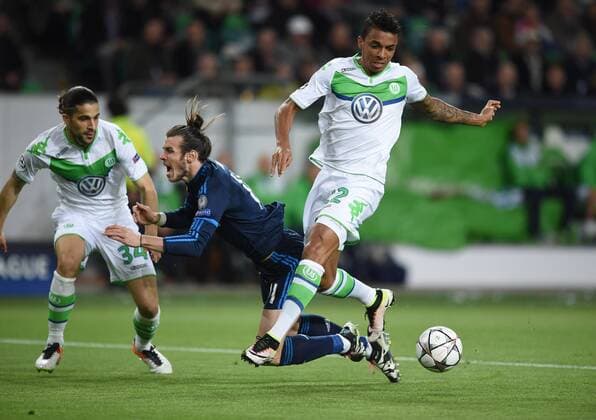Ricardo RODRIGUEZ (links) und Luiz GUSTAVO (rechts beide VfL) nehmen Gareth BALE (Real Mitte) in die Zange. Fussball international: UEFA Championsleague, Saison 2015 2016, Viertelfinale Hinspiel: VfL Wolfsburg - Real Madrid in Wolfsburg, Deutschland am 06.04.2016,