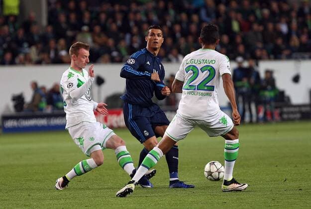 06.04.2016, xovx, Fussball UEFA Champions League, VfL Wolfsburg - Real Madrid, emspor, v.l. Maximilian Arnold (VfL Wolfsburg), Cristiano Ronaldo (Real Madrid), Luiz Gustavo (VfL Wolfsburg), Aktion.