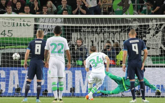 Ricardo RODRIGUEZ, WOB 34 Torschuss, schiesst das Tor zum 1-0 VFL WOLFSBURG - REAL MADRID Quarterfinal, Football UEFA Champions League, Wolfsburg, 06.04.2016 CL Saison 2015 2016