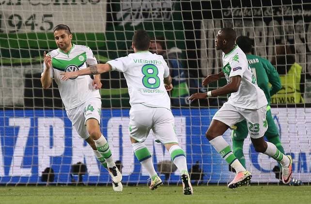 06.04.2016, xovx, Fussball UEFA Champions League, VfL Wolfsburg - Real Madrid, emspor, v.l. Ricardo Rodriguez (VfL Wolfsburg), Vieirinha (VfL Wolfsburg) und Josuha Guilavogui (VfL Wolfsburg) bejubeln das Tor zum 1:0, Aktion.