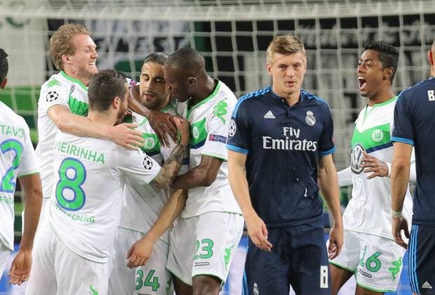 Themen der Woche - SPORT Ricardo RODRIGUEZ, WOB 34 Torschuss, schiesst das Tor zum 1-0 Torjubel, Jubel nach dem Tor mit Andre SCHUERRLE, WOB 17 Joshua GUILAVOGUI, WOB 23 FELIPE LOPES, WOB 26 VFL WOLFSBURG - REAL MADRID Quarterfinal, Football UEFA Champions League, Wolfsburg, 06.04.2016 CL Saison 2015 2016