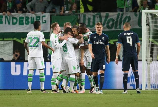 06.04.2016, xovx, Fussball UEFA Champions League, VfL Wolfsburg - Real Madrid, emspor, Jubel nach dem Tor zum 1:0 durch Ricardo Rodriguez (VfL Wolfsburg), re. Toni Kroos (Real Madrid), Karim Benzema (Real Madrid), Aktion.