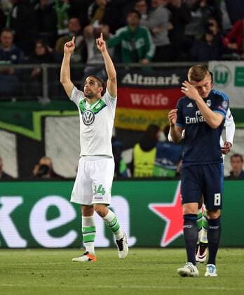 06.04.2016, xovx, Fussball UEFA Champions League, VfL Wolfsburg - Real Madrid, emspor, Ricardo Rodriguez (VfL Wolfsburg) bejubelt das Tor zum 1:0, re. Toni Kroos (Real Madrid), Aktion.