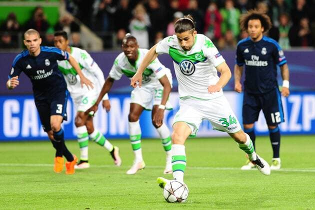 Fussball Champions League Viertelfinale VfL Wolfsburg - Real Madrid am 06.04.2016 in der Volkswagen Arena in Wolfsburg Tor zum 1:0 per Elfmeter durch Ricardo Rodriguez ( Wolfsburg ) xPBJPGx
