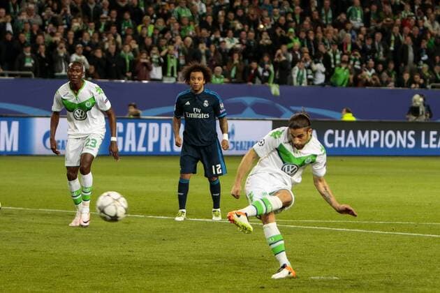 Fußball, UEFA Champions League, VfL Wolfsburg - Real Madrid CF; Ricardo Rodriguez (Wolfsburg, 34) Torschütze zum 1:0 ,scores the goal, Tor, Torschuss, Abschluss, Torabschluss, Torerfolg, Aktion, action. xtgx