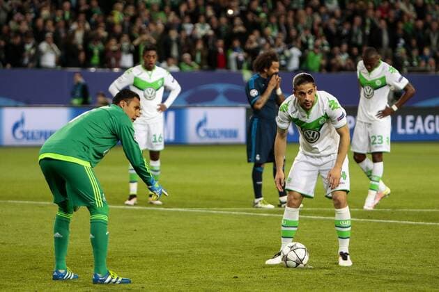 Bilder des Tages - SPORT Fußball, UEFA Champions League, VfL Wolfsburg - Real Madrid CF; v.l. Keylor Navas und Ricardo Rodriguez (Wolfsburg, 34) vor Elfmeter, Strafstoß, Strafstoss, penalty, Aktion, action. xtgx